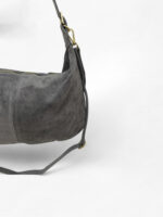 Bolso Bandolera de Ante Gris Modelo 1045 – 23x36x1cm | Venta al por Mayor - Image 3