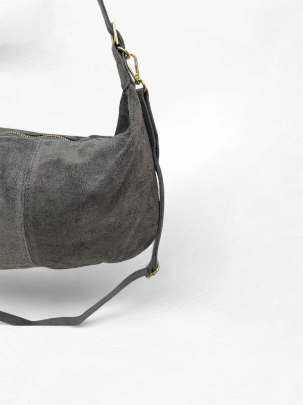 Bolso Bandolera de Ante Gris Modelo 1045 – 23x36x1cm | Venta al por Mayor - Image 3