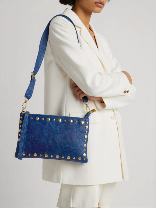 Bolso Bandolera Azul con Tachuelas Doradas – Modelo 1194 (16x26x1 cm, 250g) | Venta al por Mayor - Image 3