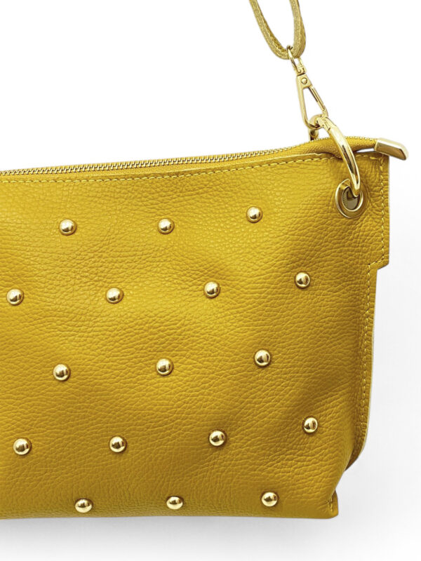 Bolso Amarillo con Tachuelas Doradas – Modelo 1231 (20x28x6 cm, 350g) | Venta al por Mayor - Image 4