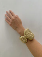 Pulsera Ancha Texturizada Dorada – Modelo 6171890 | Joyería de Moda | Venta al por Mayor - Image 2