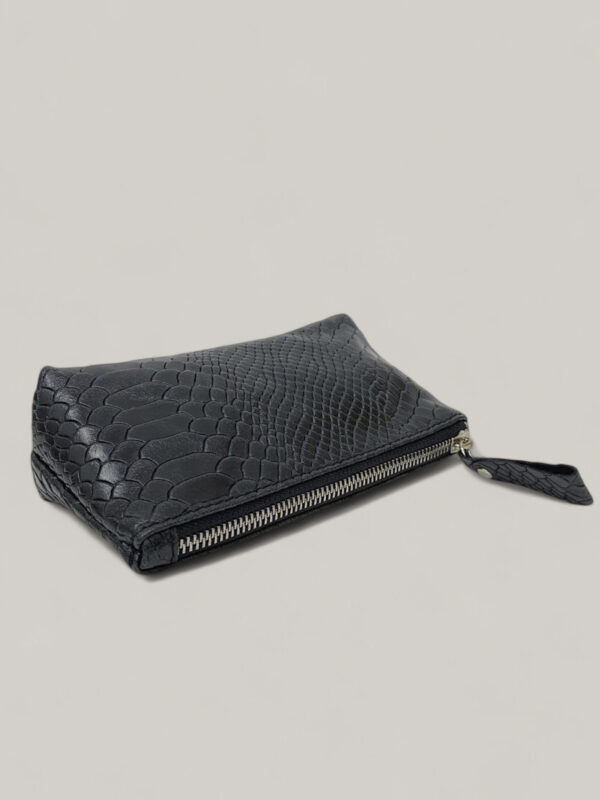 B069 Neceser de Piel Negro con Textura Reptil – Monedero de Lujo Hecho en Italia | Venta al por Mayor - Image 3