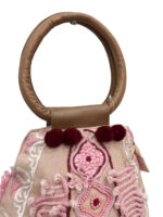 Bolso Étnico Artesanal con Bordados y Asa de Madera – Modelo BG4039 (350 g) | Hecho a Mano | Venta al por Mayor - Image 2