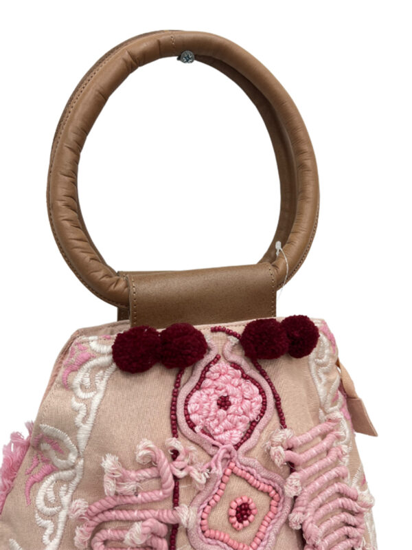 Bolso Étnico Artesanal con Bordados y Asa de Madera – Modelo BG4039 (350 g) | Hecho a Mano | Venta al por Mayor - Image 2