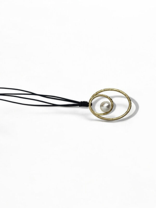 Collar Étnico Minimalista con Cordón Negro y Colgante de Aro con Perla – Venta al por Mayor - Image 2