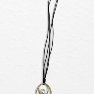 Collar Étnico Minimalista con Cordón Negro y Colgante de Aro con Perla – Venta al por Mayor