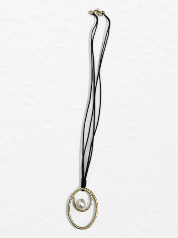 Collar Étnico Minimalista con Cordón Negro y Colgante de Aro con Perla – Venta al por Mayor - Image 1