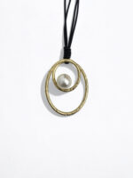 Collar Étnico Minimalista con Cordón Negro y Colgante de Aro con Perla – Venta al por Mayor - Image 3