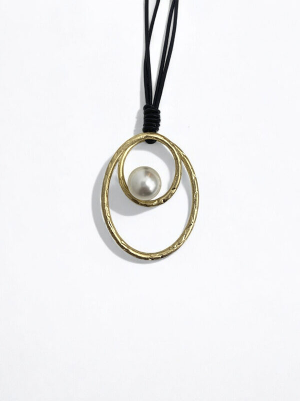 Collar Étnico Minimalista con Cordón Negro y Colgante de Aro con Perla – Venta al por Mayor - Image 3