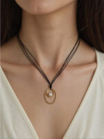 Collar Étnico Minimalista con Cordón Negro y Colgante de Aro con Perla – Venta al por Mayor - Image 4