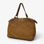 Bolso de piel italiana trenzada color camel con cierre metálico estilo Venecia 20274