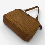 Bolso de piel italiana trenzada color camel con cierre metálico estilo Venecia 20274 - Image 4