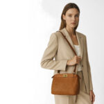 Bolso de piel italiana trenzada color camel con cierre metálico estilo Venecia 20274 - Image 2