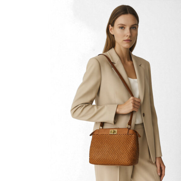 Bolso de piel italiana trenzada color camel con cierre metálico estilo Venecia 20274 - Image 2
