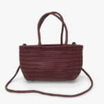 Bolso trenzado burdeos con doble asa y correa larga ajustable 2060