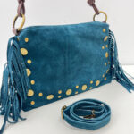 Bolso bandolera de piel serraje con tachuelas doradas y flecos – Verde botella 1369 - Image 4