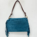 Bolso bandolera de piel serraje con tachuelas doradas y flecos – Verde botella 1369 - Image 3