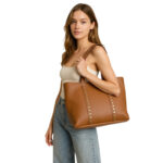 Bolso tote de piel auténtica italiana con tachuelas doradas y cierre de cremallera 1133 - Image 3
