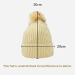 Gorro de invierno beige con pompón de pelo sintético y forro polar para mujer FG-22D206 - Image 4