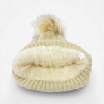 Gorro de invierno beige con pompón de pelo sintético y forro polar para mujer FG-22D206 - Image 3