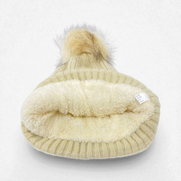 Gorro de invierno beige con pompón de pelo sintético y forro polar para mujer FG-22D206 - Image 3