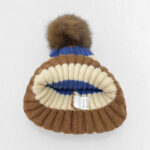 Gorro de invierno a rayas con pompón de pelo sintético y forro polar para mujer FG-HL01 - Image 4