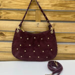 Bolso de piel serraje beige con tachuelas doradas estilo boho chic italiano – (Mod. 1271 )