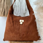 Bolso Hobo de Ante Italiano con Cierre Metálico Dorado — Elegancia Casual y Moderna – (Mod. 1309) - Imagen 2