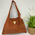 Bolso Hobo de Ante Italiano con Cierre Metálico Dorado — Elegancia Casual y Moderna – (Mod. 1309)