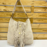 Bolso de piel serraje beige con flecos boho y tachuelas, estilo italiano tendencia (Mod. 1314 )