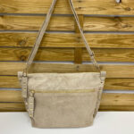 Bolso Crossbody de Ante Taupe con Tachuelas Doradas – Modelo 1315 | Chic Premium Casual
