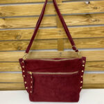 Bolso Crossbody de Ante Taupe con Tachuelas Doradas – Modelo 1315 | Chic Premium Casual - Imagen 2