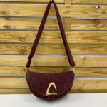 Luxury Suede Crescent Shoulder Bag With Gold Accent，Designer Niche Crossbody – (Mod. 1352) - Imagen 2