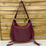 Bolso maxi boho de piel ante burdeos con borlas y tachuelas doradas edición premium – (Mod. 1364 ) - Imagen 2