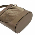 Bolso Bucket de Piel Combinada y Ante Suave – Modelo Taupe Elegante – (Mod. 1375) - Imagen 2