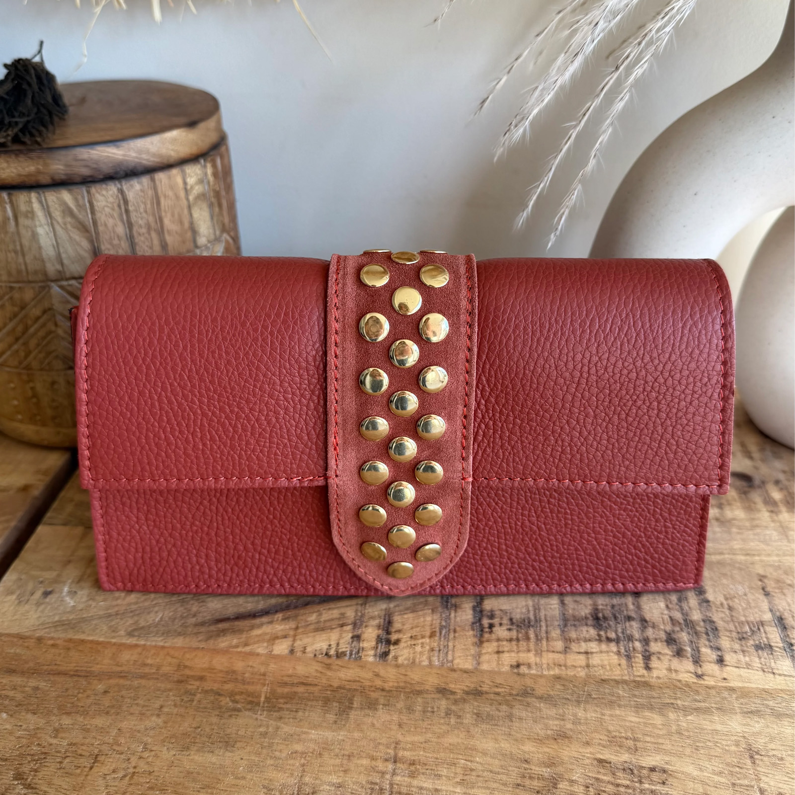 1386 13x23x6cm Teja 1 Bolso Bandolera de Piel con Tachuelas Doradas – Diseño Compacto y Elegante – (Mod. 1386) - Imagen 1