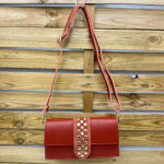 Bolso Bandolera de Piel con Tachuelas Doradas – Diseño Compacto y Elegante – (Mod. 1386) - Imagen 4