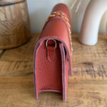 Bolso Bandolera de Piel con Tachuelas Doradas – Diseño Compacto y Elegante – (Mod. 1386) - Imagen 3