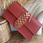 Bolso Bandolera de Piel con Tachuelas Doradas – Diseño Compacto y Elegante – (Mod. 1386) - Imagen 2