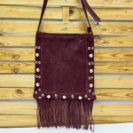 Bolso Bandolera de Ante con Flecos y Tachuelas – Color Burdeos – (Mod. 1395) - Imagen 2