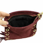 Bolso bandolera boho de ante con flecos y tachuelas doradas – (Mod. 1409) - Imagen 5