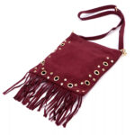 Bolso bandolera boho de ante con flecos y tachuelas doradas – (Mod. 1409)