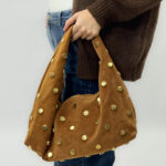 Bolso Italiano de Ante Suave con Tachuelas Doradas – Modelo Hobo Triangular – (Mod. 1413) - Imagen 3