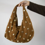 Bolso Italiano de Ante Suave con Tachuelas Doradas – Modelo Hobo Triangular – (Mod. 1413) - Imagen 2